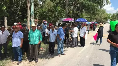 Bloquean entrada a la comunidad de Nicolás Bravo