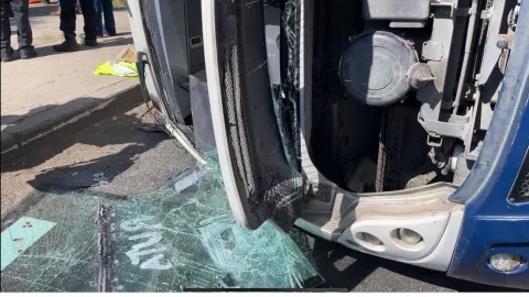 ¿Cómo ocurrió el accidente en el que se volcó un camión de YoVoy en la Carretera 45 norte en Aguascalientes? Esto se sabe