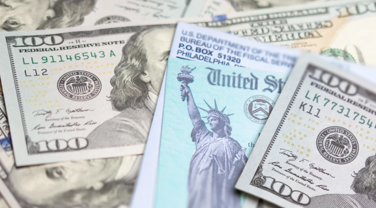 Billetes de dólar y un cheque de Estados Unidos
