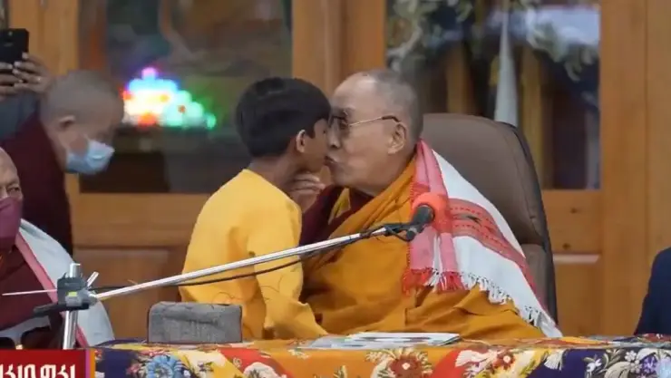 Dalai Lama besa a niño.jpg