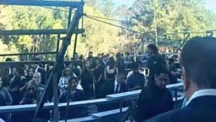 Colapsa tarima durante foto grupal en una universidad de Veracruz; hay varios heridos