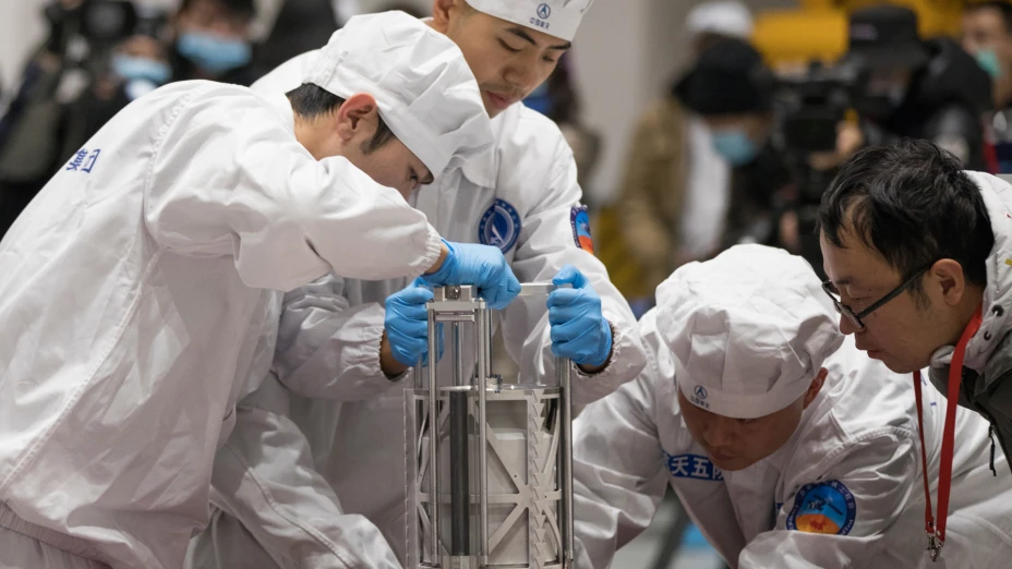 Científicos analizan muestras lunares recopiladas por China.