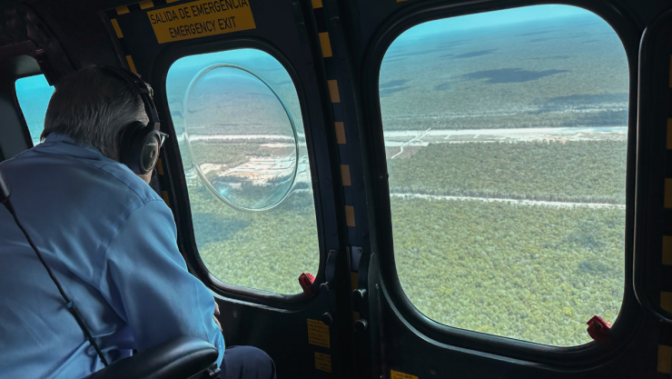 Imagen del mandatario durante el sobrevuelo en tramos del Tren Maya en Quintana Roo.