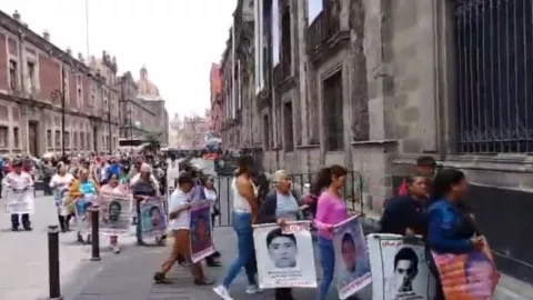 Padres de los 43 normalistas salen desilusionados tras reunión con Sheinbaum