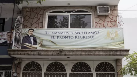 Naasón Joaquín García es apoyado por los fieles de su Iglesia