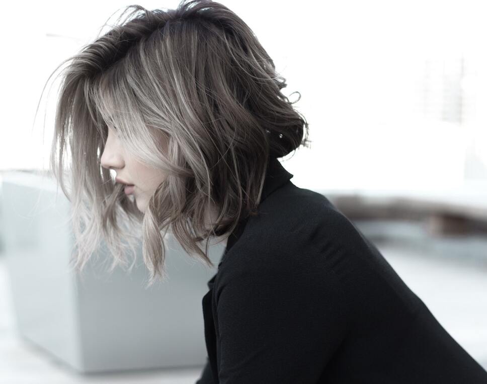 mujer con cabello corto