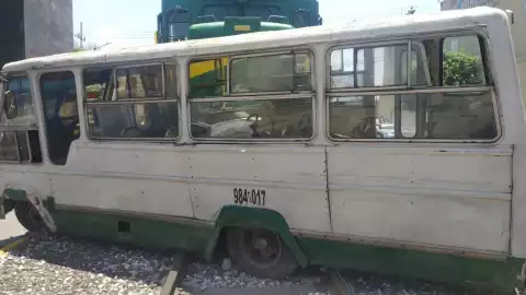 Edomex Tren embiste microbús en Tlalnepantla y deja 4 lesionados (VIDEO)