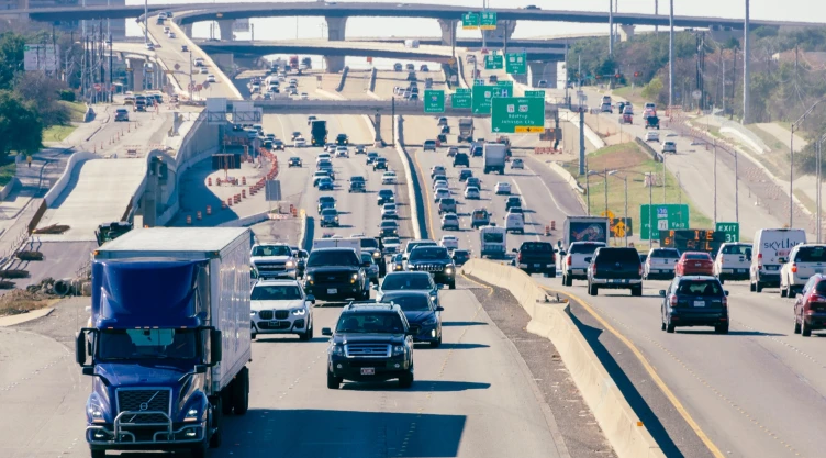 Autos circulan en una autopista de Texas