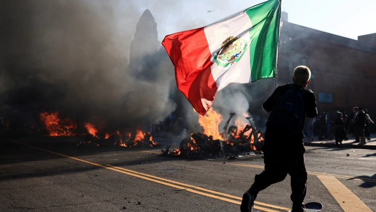 Redadas migratorias en LA provocan enfrentamientos políticos. Más de 2,000 soldados desplegados y protestas se extienden por California.