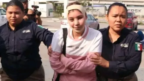 Melanie arrestada por “robo” en Centro Comercial