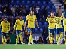 Jugadores del América celebran un gol