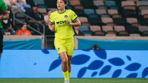 Rebeca Bernal con el Spirit.jpg