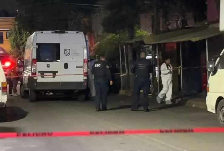 Asesinan a balazos a hombre en calles de Iztapalapa; agresores se dan a la fuga