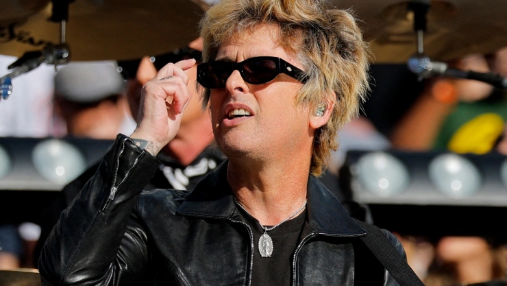 NFL - Super Bowl LX - New England Patriots v Seattle Seahawks - Levi’s Stadium, Santa Clara, California, Estados Unidos - 8 de febrero de 2026 Billie Joe Armstrong de Green Day se presenta antes del partido.