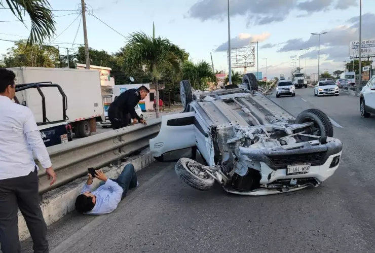 VIDEO_ Fuerte volcadura en el puente de Puerto Morelos hoy lunes 23 de diciembre.jpg