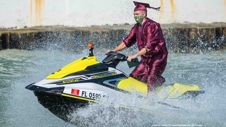 alumnos reciben diplomas mar.jpg
