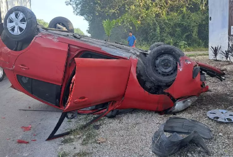 ¡Otro accidente! Aparatosa volcadura sobre el libramiento en Cancún.jpg