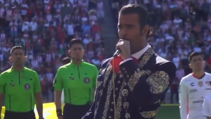 Pablo Montero olvida el Himno Nacional