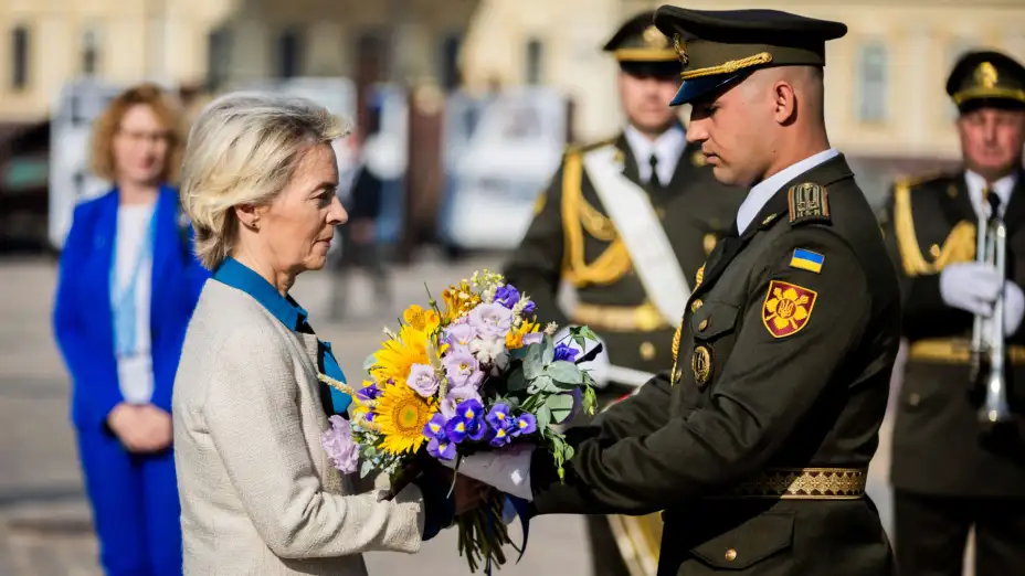 Ursula von der Leyen en una ceremonia en honor a soldados ucranianos.