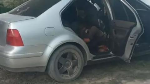 Cadáver en un carro en llamas en Puebla