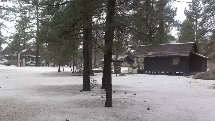 caía de nieve y granizo