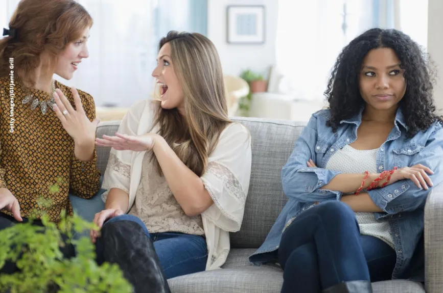 A veces tiene celos de las amistades de su pareja, cuidado.