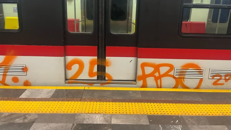 Detienen a dos hombres por grafitear vagones del tren ligero en Guadalajara