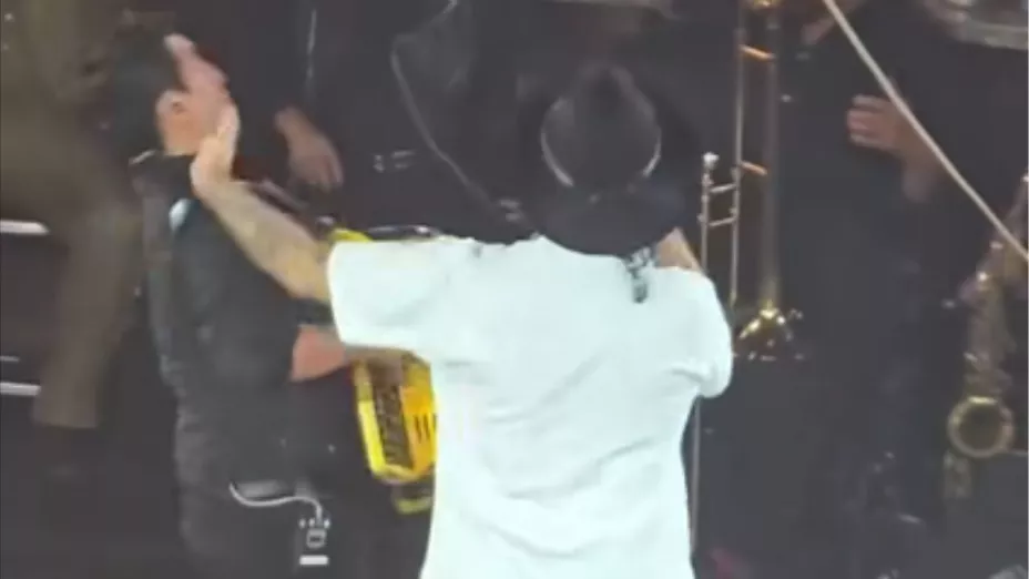 VIDEO | Alejandro Fernández golpea a acordeonista durante concierto en Guadalajara de manera accidental y se hace viral