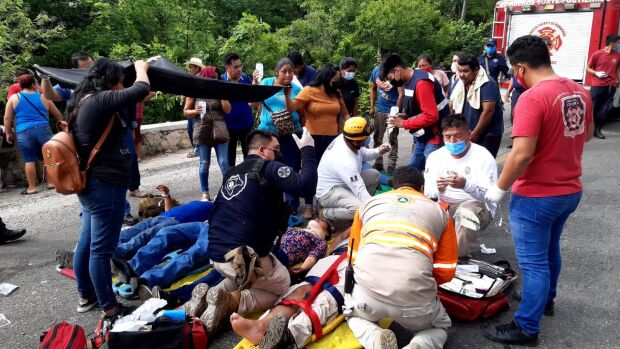 Combi cae en barranco y deja 23 heridos