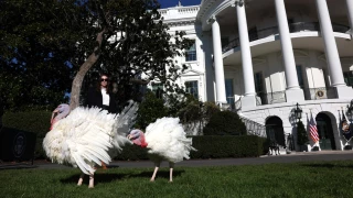 Joe Biden indulta a “Peach” y “Blossom” dos pavos por el Día de Acción de Gracias