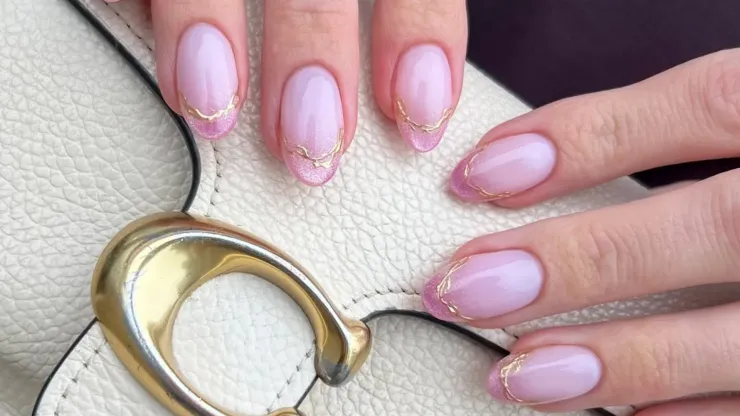 uñas francesas modernas para mujeres de 50