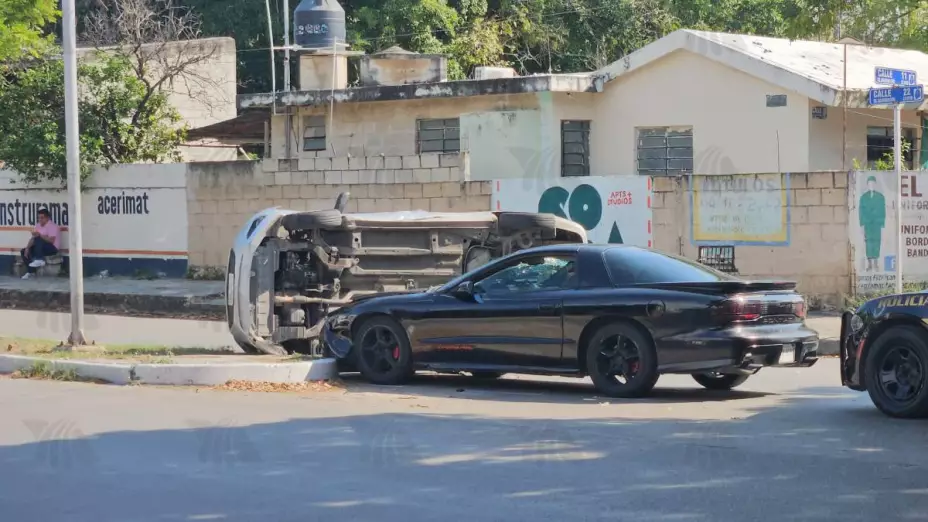 fuerte accidente merida automovil volcado jueves 16 enero