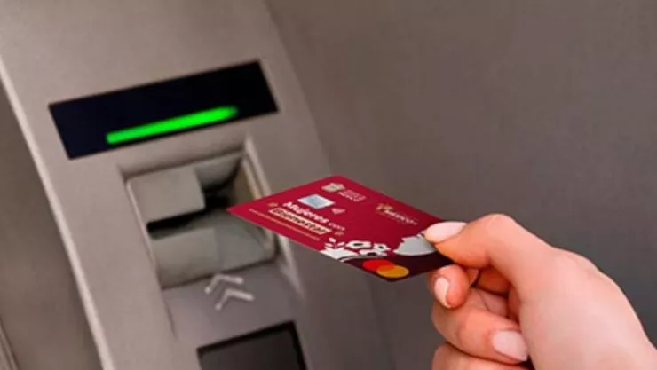 Entrega de tarjetas para las mujeres con bienestar