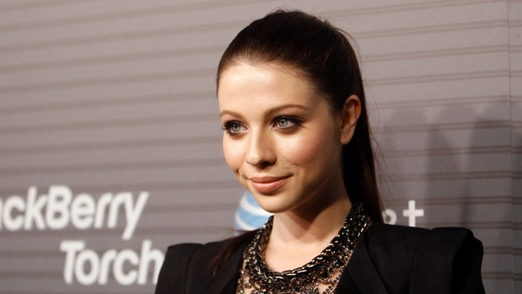 Michelle Trachtenberg antes de morir en una red carpet