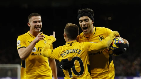 Raúl Jiménez celebra el gol