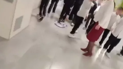 Adolescente acuchilla a menor en escuela de élite rusa; video del ataque se viraliza