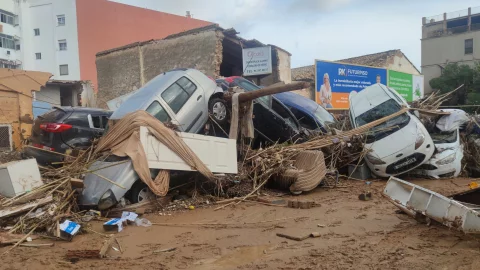  Hombre colombiano sobrevive a DANA en Valencia España agarrado de un árbol por más de 5 horas 
