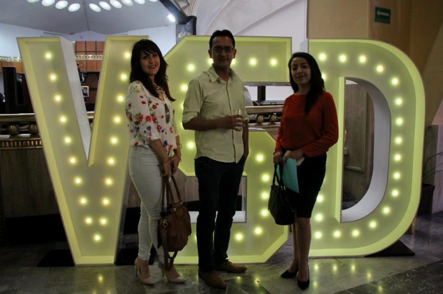 Impresionantes letras gigantes cortesia de Cubos Publicidad