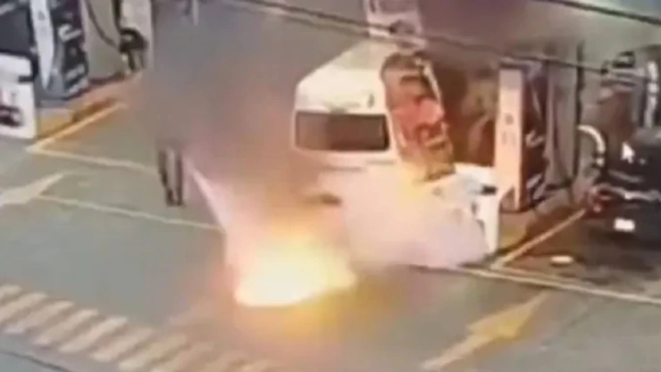 Sujeto fuego en camioneta en gasolinera de Tlalnepantla 2026