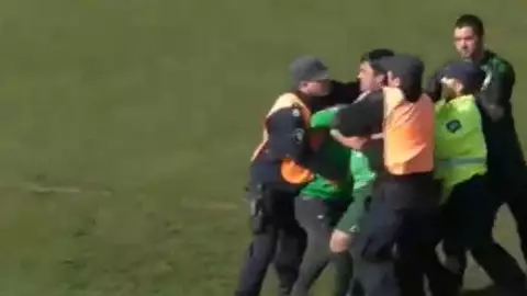 jugador agrede a árbitra