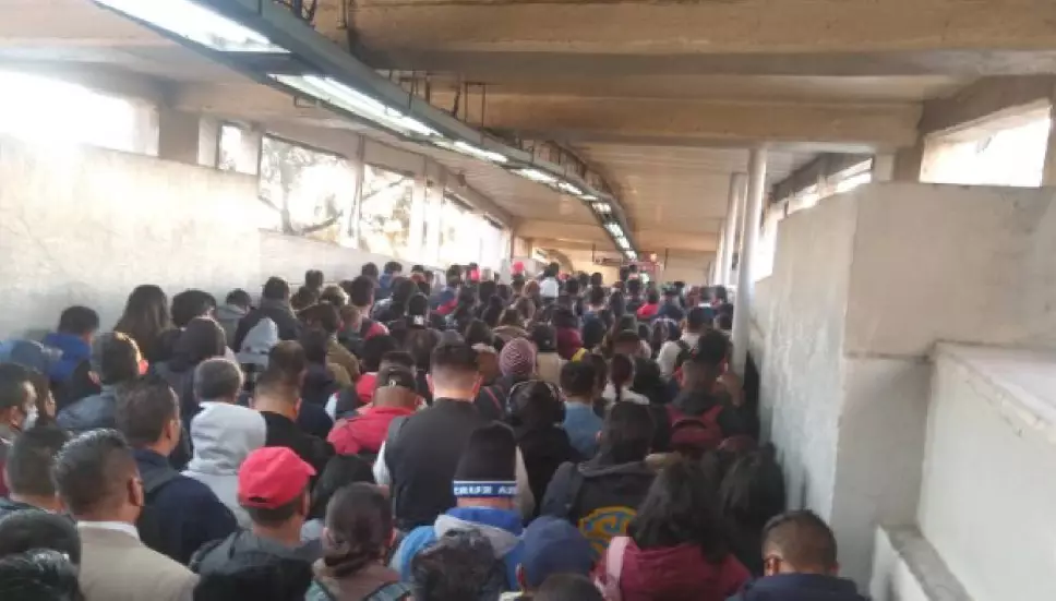 La Línea B del Metro CDMX se encuentra totalmente colapsada debido a la alta afluencia de personas.