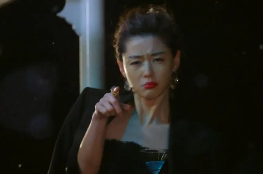 El episodio avanza como un suspiro cósmico, atrapado entre el pasado de Yi-hwa y la presencia caótica de Song-yi. El destino, caprichoso, parece tejer sus hilos más fuertes ahora.
