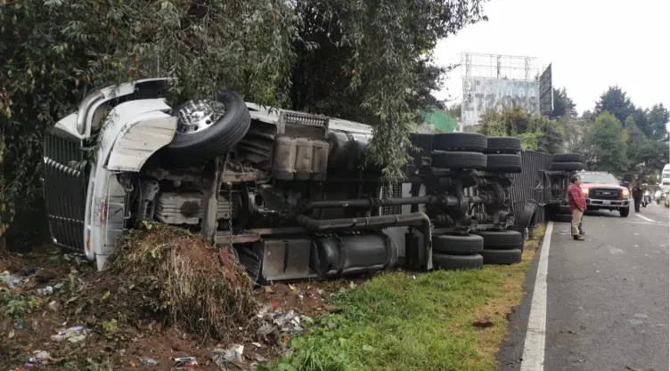 volcadura_trailer_mexico_toluca.jpg