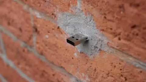 ¿Qué son los USB Dead Drops y por qué están incrustados en las paredes?