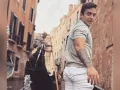 Conocido por su impresionante trayectoria en el mundo del deporte, Richie es un atleta de alto rendimiento y entrenador profesional que aporta una gran dosis de habilidad y determinación a la competencia.