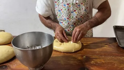 Internos de centro de rehabilitación preparan la rosca de reyes en Mazatlán