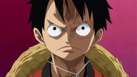 En la imagen, Luffy aparece molesto mirando hacia el espectador