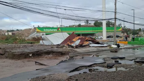 ¡Se abre un enorme socavón! En el Blvd Díaz Ordaz tras fuga de agua