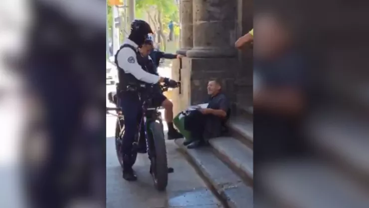 Indigna VIDEO de policías desalojando a un adulto mayor que estaba sentado en la Palacio Municipal de Guadalajara