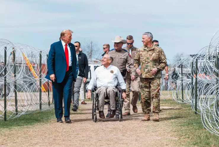 Greg Abbott dialoga con Donald Trump